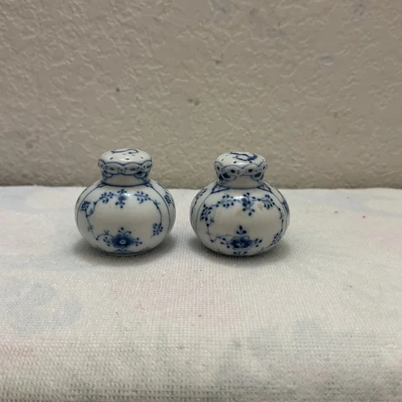 Royal Copenhagen Blue fluted Half Lace Salt & Pepper shakers - Picture 1 of 7